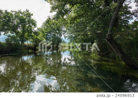 安曇野の田園風景、清流蓼川、長野県 24096913