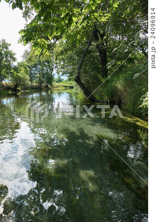 安曇野の田園風景、清流蓼川、長野県(縦構図) 安曇野の田園風景、清流蓼川、長野県(縦構図) 24096914