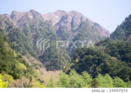 初夏の上高地の山々（長野県の風景） 24097054