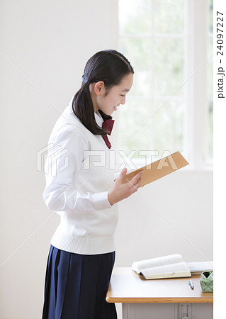 女子学生の横姿の写真素材
