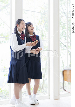 スマートフォンを見る女子学生達 24097274