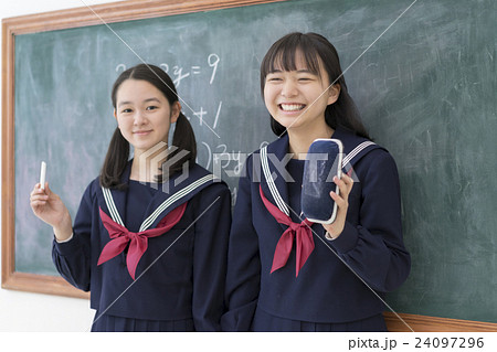 黒板の前の女子学生達 24097296
