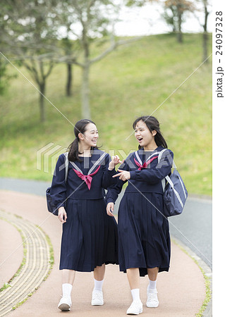 歩く2人の女子学生 24097328