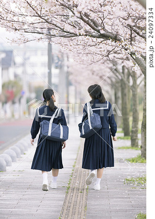 歩く2人の女子学生の写真素材