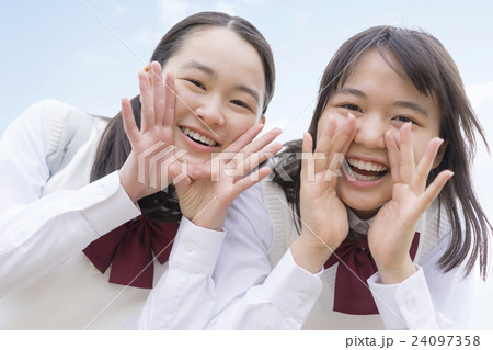 声を出す2人の女子学生 24097358