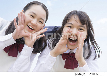 声を出す2人の女子学生 24097360