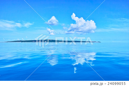 伊良部島とベタ凪の海面 24099055
