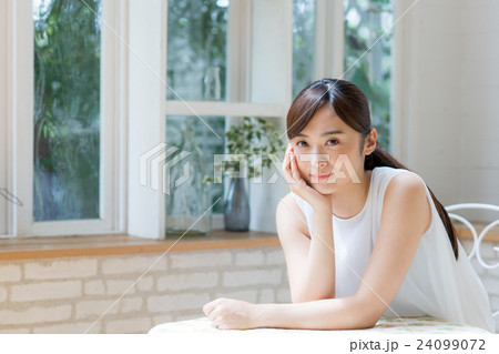 若い女性 若い女性 24099072