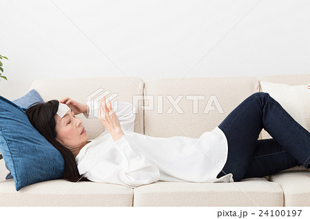 体調不良の女性 24100197