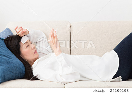 体調不良の女性 24100198
