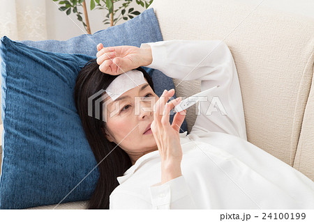体調不良の女性 体調不良の女性 24100199