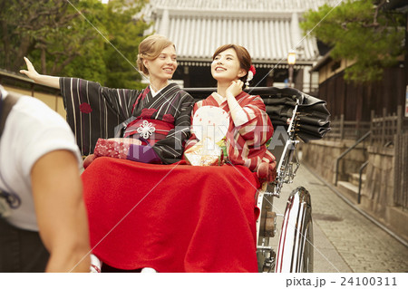 人力車に乗る外国人女性と日本人女性 人力車に乗る外国人女性と日本人女性 24100311