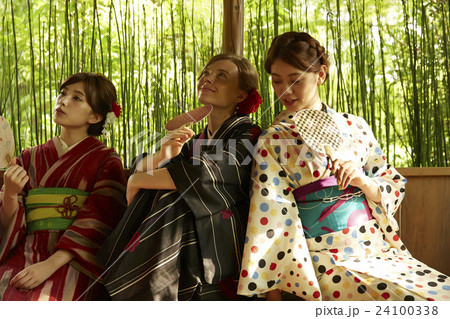 古都を旅する外国人女性と日本人女性 24100338