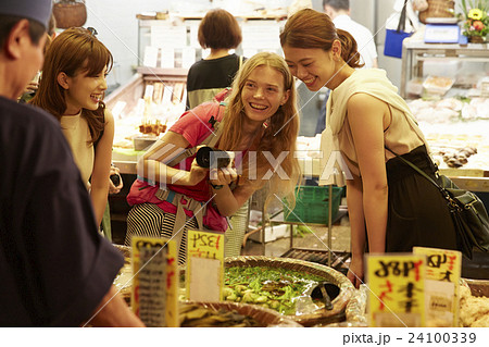 市場を観光する外国人女性と日本人女性 24100339