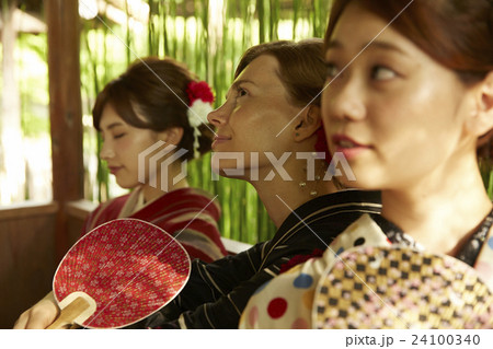 古都を旅する外国人女性と日本人女性 24100340