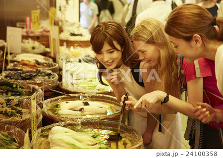 市場を観光する外国人女性と日本人女性 市場を観光する外国人女性と日本人女性 24100358