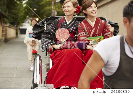 人力車に乗る外国人女性と日本人女性 24100359