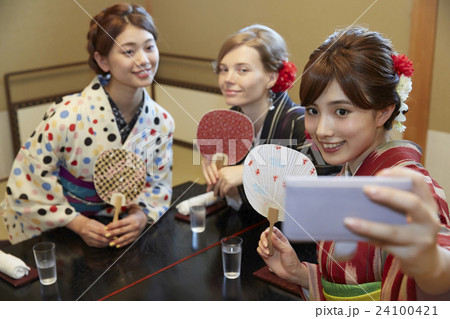 古都を旅する外国人女性と日本人女性 古都を旅する外国人女性と日本人女性 24100421