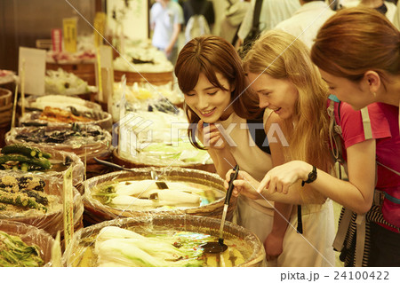市場を観光する外国人女性と日本人女性 市場を観光する外国人女性と日本人女性 24100422
