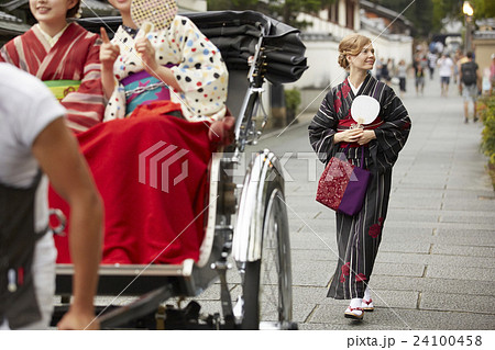 古都を観光する外国人女性 24100458