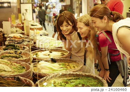 市場を観光する外国人女性と日本人女性 市場を観光する外国人女性と日本人女性 24100460