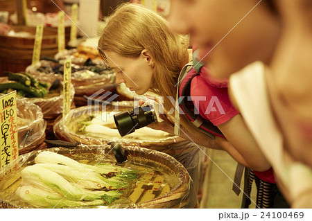 市場を観光する外国人女性 市場を観光する外国人女性 24100469