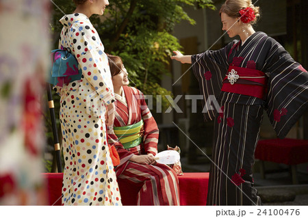 古都を旅する外国人女性と日本人女性 古都を旅する外国人女性と日本人女性 24100476