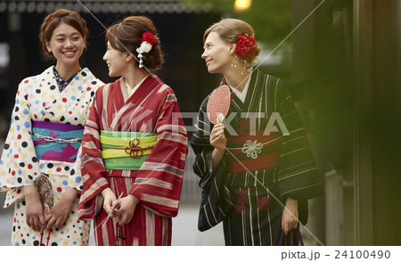 古都を旅する外国人女性と日本人女性 24100490