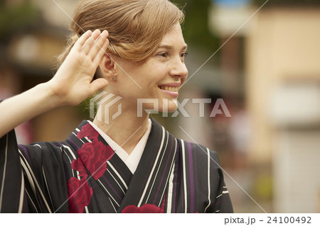 古都を観光する外国人女性 24100492