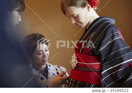 古都を旅する外国人女性と日本人女性 24100522