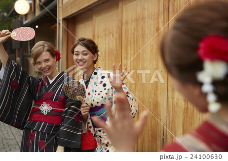 古都を旅する外国人女性と日本人女性 古都を旅する外国人女性と日本人女性 24100630