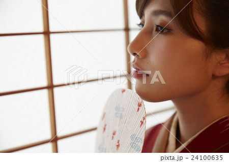 着物女性　ポートレート 24100635