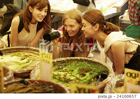 市場を観光する外国人女性と日本人女性 市場を観光する外国人女性と日本人女性 24100657