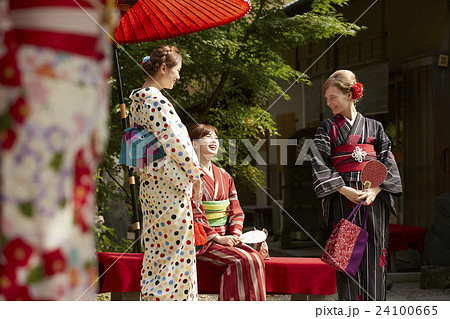 古都を旅する外国人女性と日本人女性 24100665