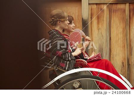 人力車に乗る外国人女性と日本人女性 人力車に乗る外国人女性と日本人女性 24100668