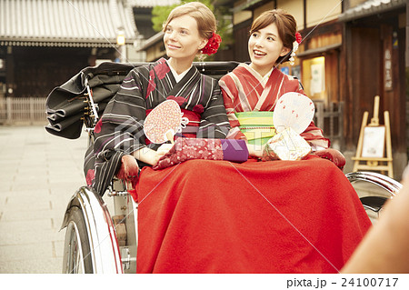 人力車に乗る外国人女性と日本人女性 人力車に乗る外国人女性と日本人女性 24100717