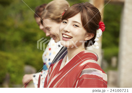 古都を旅する外国人女性と日本人女性 古都を旅する外国人女性と日本人女性 24100721