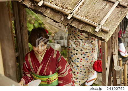 古都を旅する外国人女性と日本人女性 古都を旅する外国人女性と日本人女性 24100762