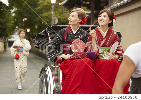 人力車に乗る外国人女性と日本人女性 24100850