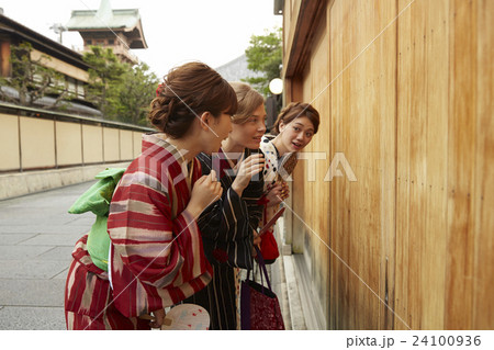 古都を旅する外国人女性と日本人女性 古都を旅する外国人女性と日本人女性 24100936