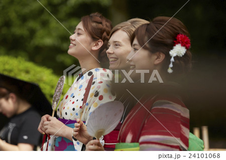 古都を旅する外国人女性と日本人女性 24101068