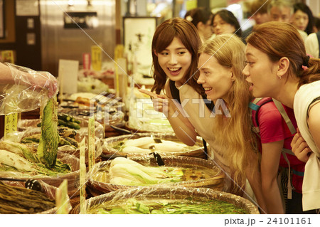 市場を観光する外国人女性と日本人女性 24101161