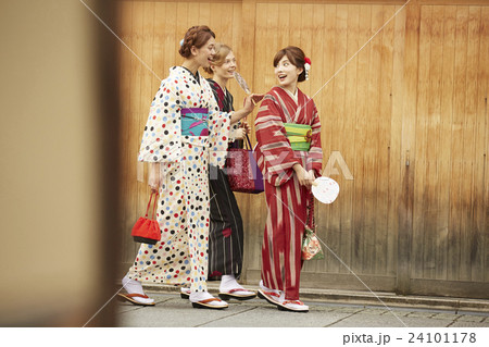 古都を旅する外国人女性と日本人女性 24101178