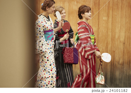 古都を旅する外国人女性と日本人女性 古都を旅する外国人女性と日本人女性 24101182