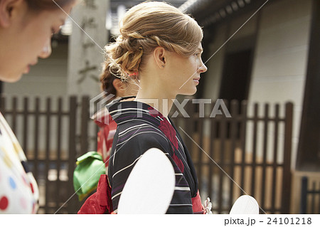 古都を旅する外国人女性と日本人女性 24101218