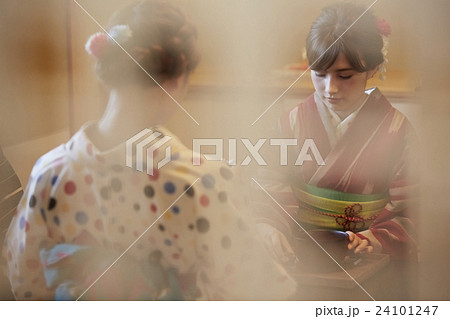 抹茶を楽しむ外国人女性と日本人女性 抹茶を楽しむ外国人女性と日本人女性 24101247