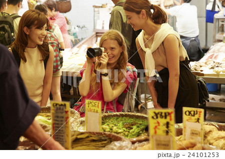 市場を観光する外国人女性と日本人女性 24101253
