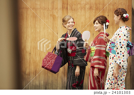 古都を旅する外国人女性と日本人女性 古都を旅する外国人女性と日本人女性 24101303