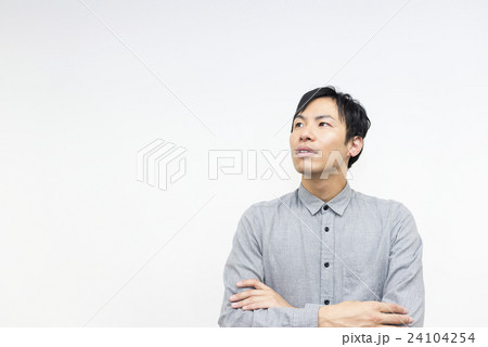 真剣な表情で斜め上を見上げる30代男性の写真素材