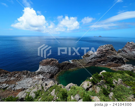 《伊豆諸島 神津島》 青空の下の千両池 24104300